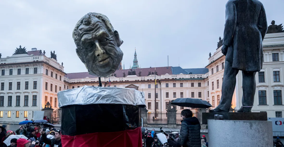OBRAZEM: Lidé vynášeli „Zemanu“ z Hradu, panák skončil ve Vltavě