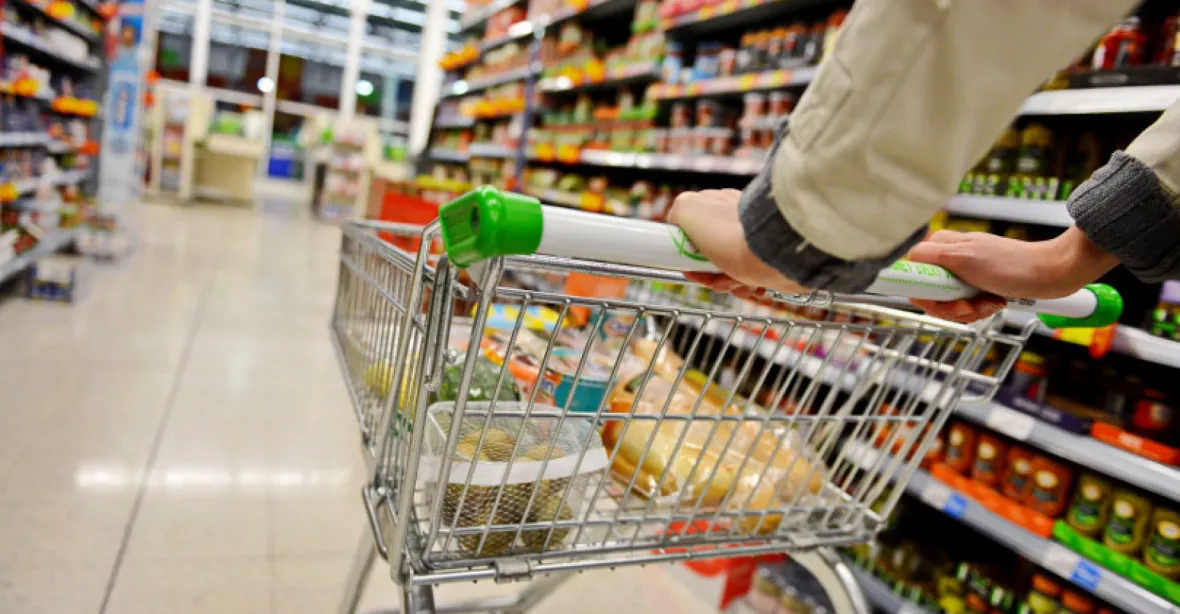 Tržby v obchodech se znovu snížily. Poklesl prodej potravin