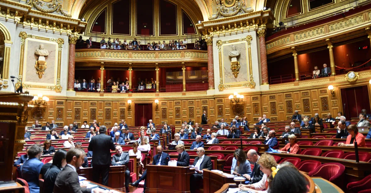 Francouzští poslanci chtějí kvůli důchodové reformě odvolat vládu