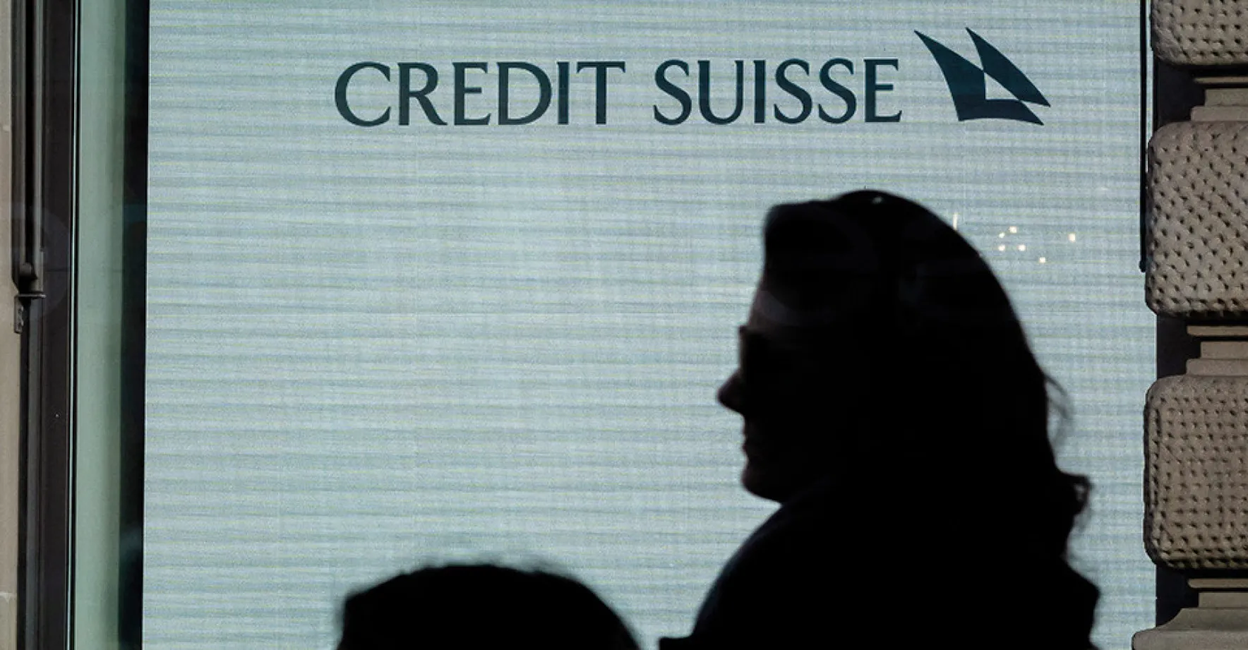Pád švýcarské ikony. Proč Credit Suisse ztratila důvěru a investoři peníze