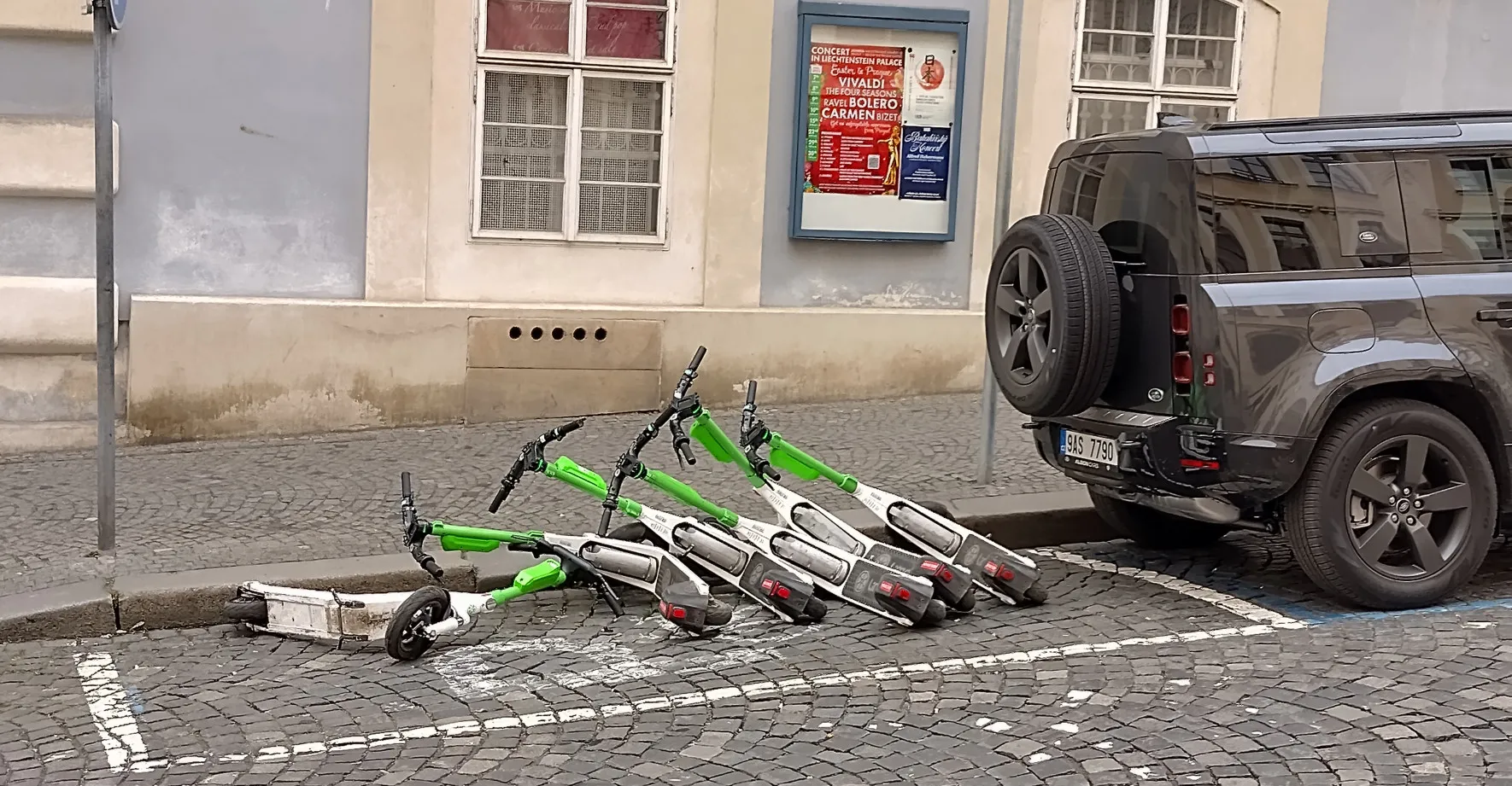 Praha chce odstraňovat z chodníků elektrokoloběžky. Je připravena i změnit zákon