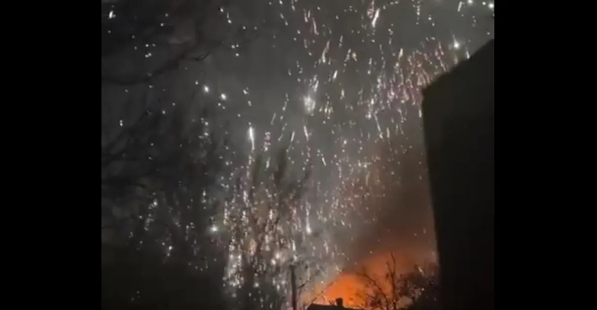 VIDEO: Ohnivý déšť v noci padal na Bachmut. Rusové nasadili zakázaný bílý fosfor
