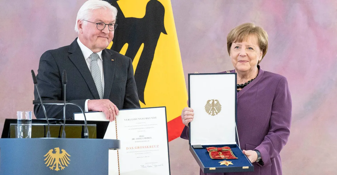 Mimořádné vyznamenání pro Merkelovou. „Je to úplně mimo,“ řekl historik