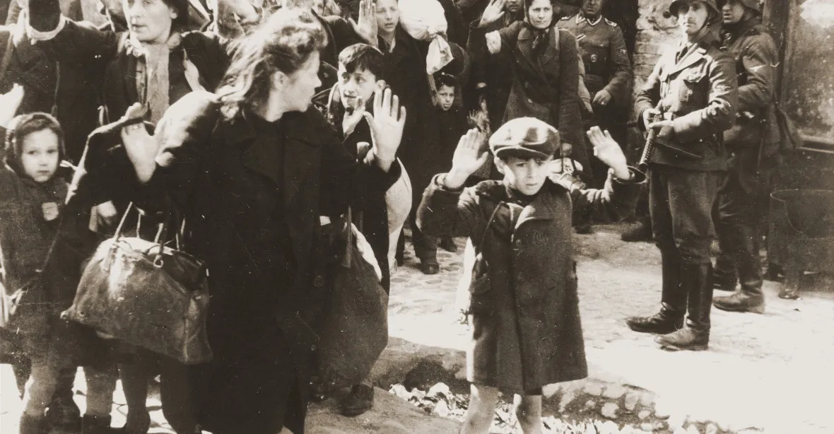 OBRAZEM: Povstání ve varšavském ghettu. Židé s pár puškami vzdorovali měsíc nacistické armádě
