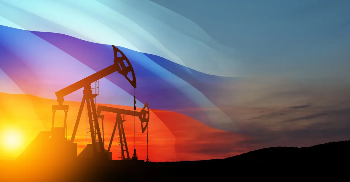„Špinavá“ ruská ropa dál proudí do Evropy. Před tím ji „vypere“ Čína a Turecko