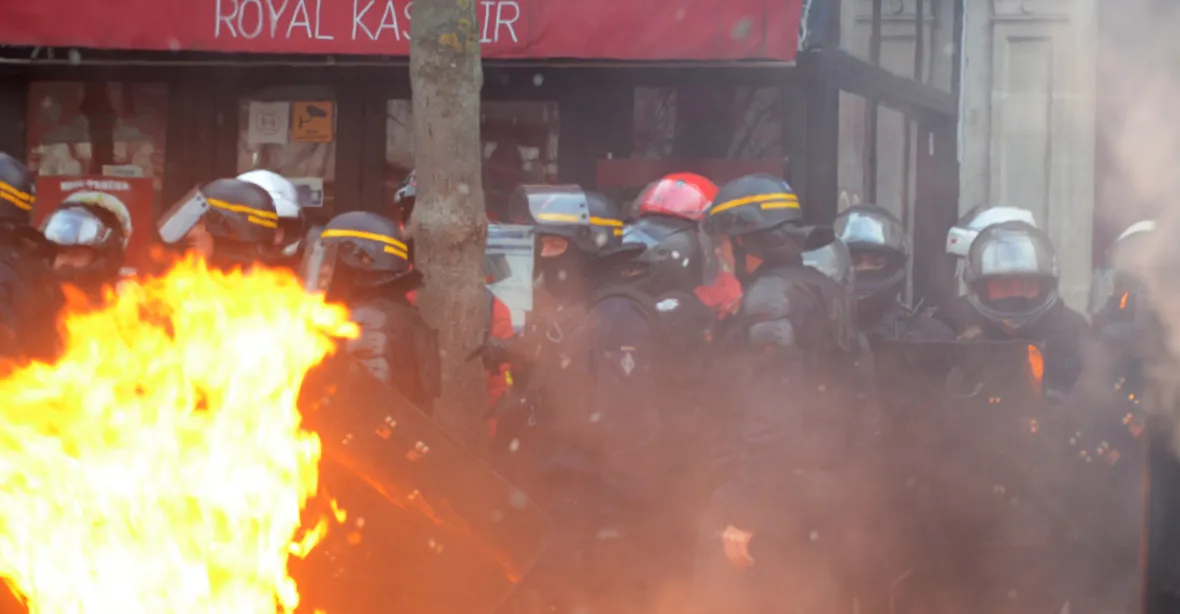 VIDEO: Demonstranti v Paříži zapálili policistu. Podle úřadů jde o pokus o vraždu