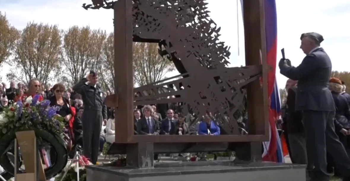 VIDEO: V Nizozemsku odhalili památník československým letcům, kteří tam za války havarovali