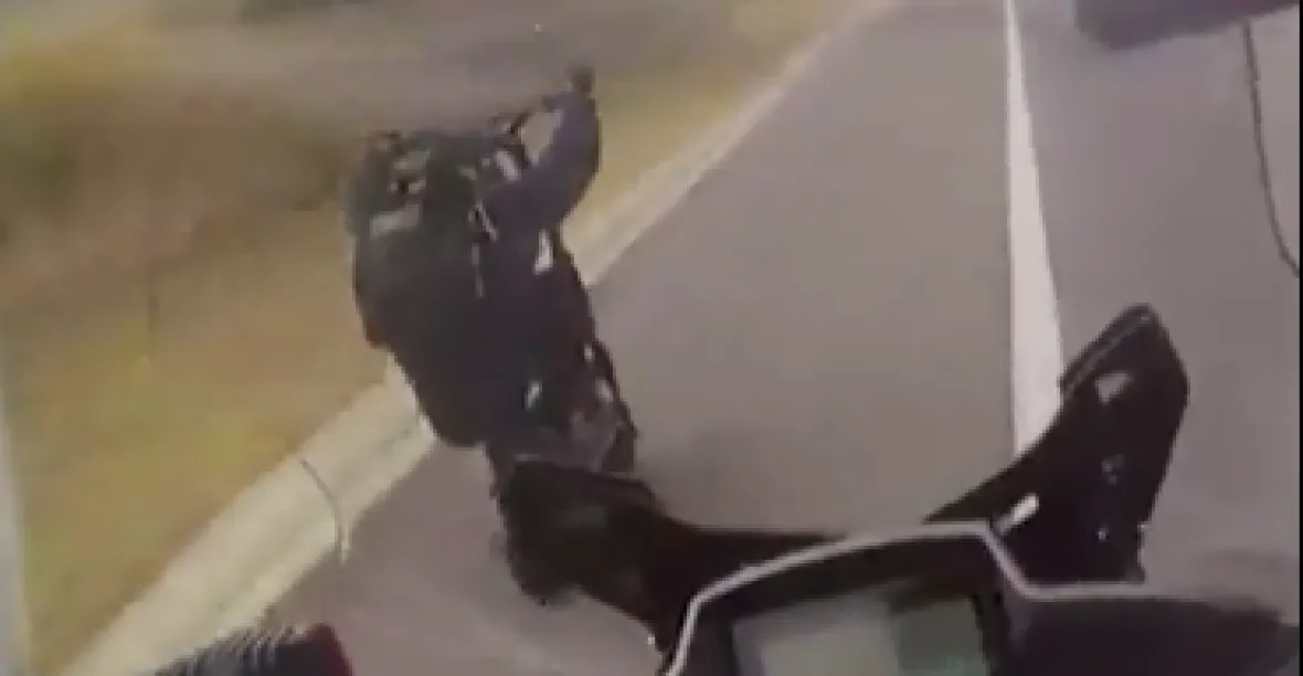 VIDEO: Muž na e-koloběžce uháněl stovkou. „Přijdu pozdě do práce“, bránil se policii
