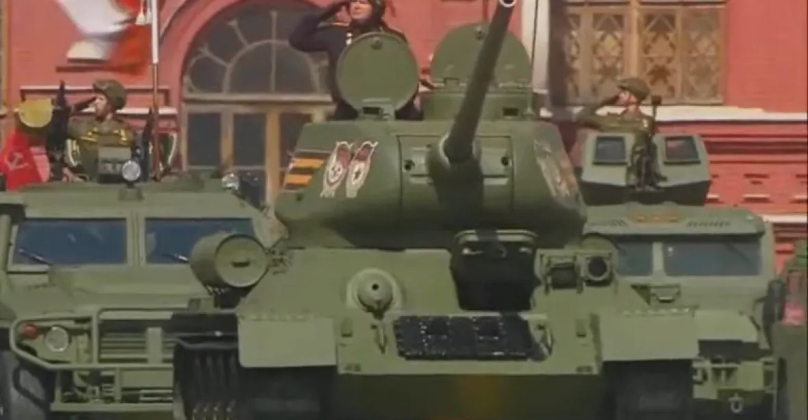 VIDEO: Jeden jediný tank na Rudém náměstí. Před Putinem se projel historický T-34