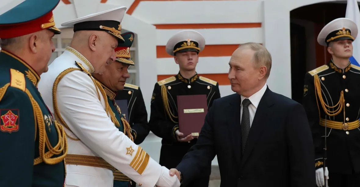 Putinovi falešní veteráni. Ve válce nebojovali, jeden z nich však potlačoval Pražské jaro