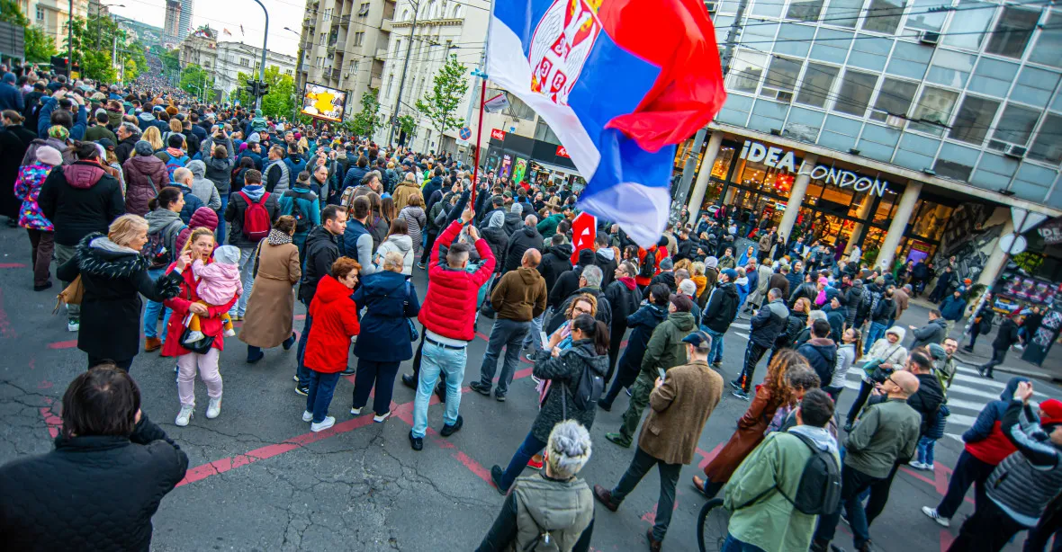 Prezident Vučić se obává „barevné revoluce“. V Srbsku protestují desítky tisíc lidí