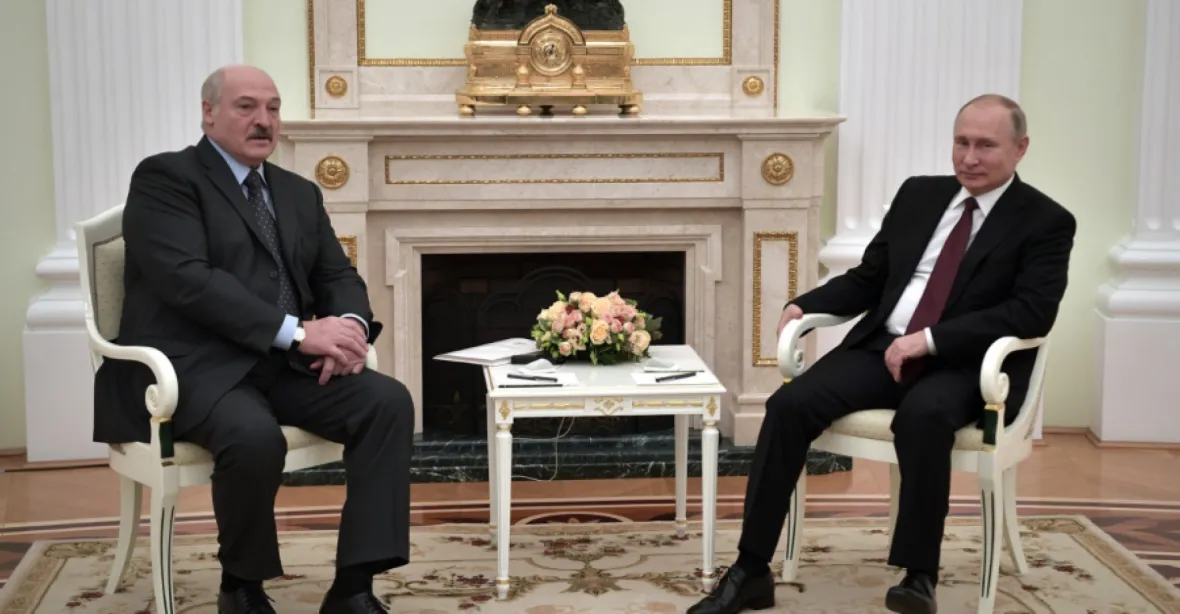 Rusko už přesouvá jaderné zbraně do Běloruska. „Extrémně negativní,“ reaguje Biden