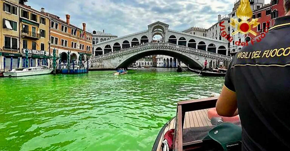 Benátské kanály pod útokem aktivistů? Záhadná zelená barva zbarvila Canal Grande