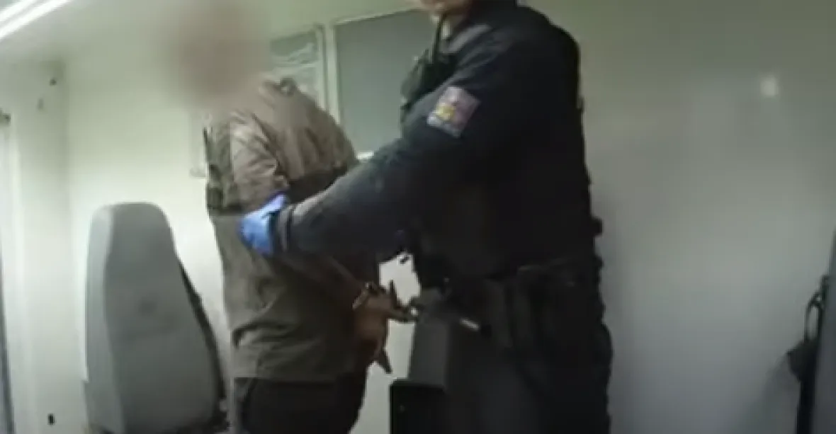 VIDEO: Uprchlý vězeň se ukrýval v pražském metru. Byl zaklíněný ve vzduchotechnice