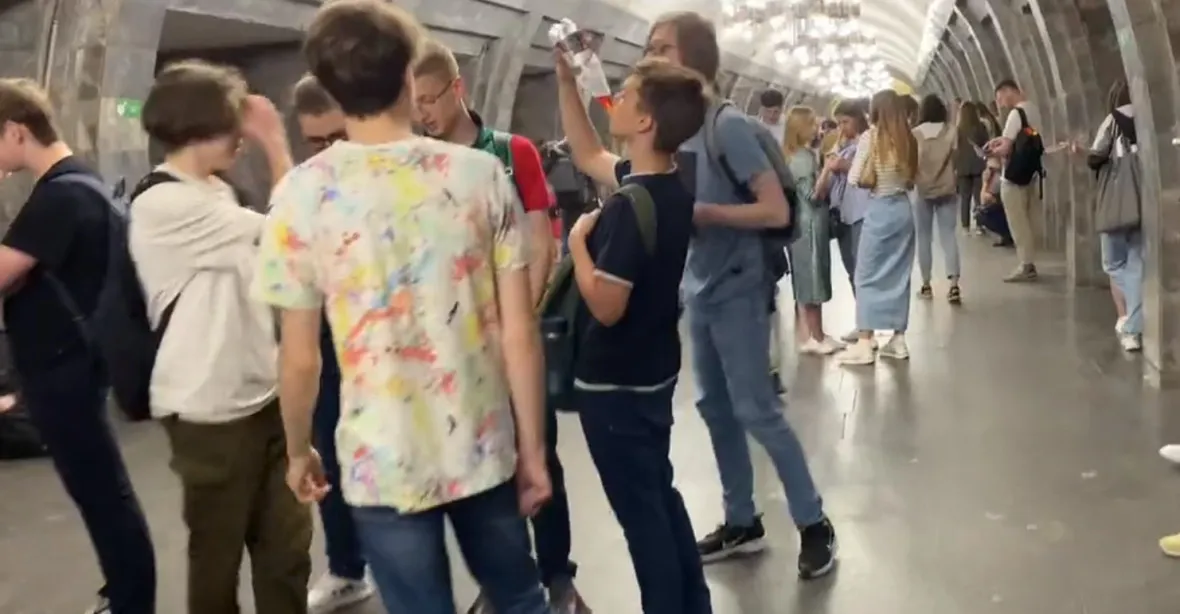 VIDEO: Děti pádí s křikem do krytu v Kyjevě. „Jak jsme to vlastně přežili?“ ptá se kluk