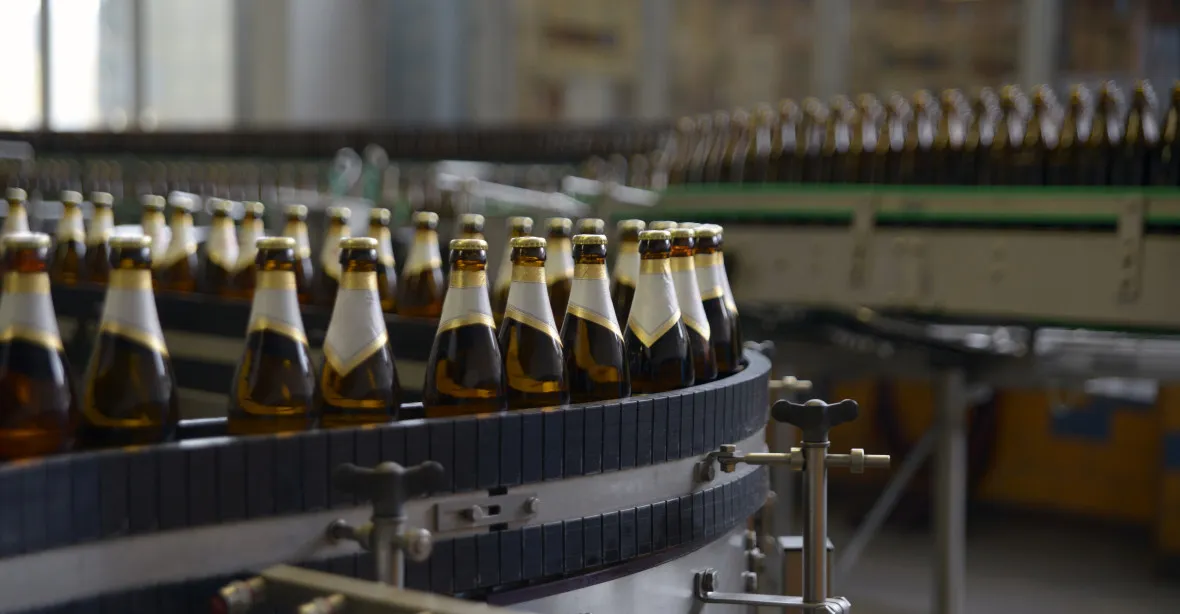 Šílený návrh z EU. Pivovarníci budou muset roztavit miliardy pivních lahví