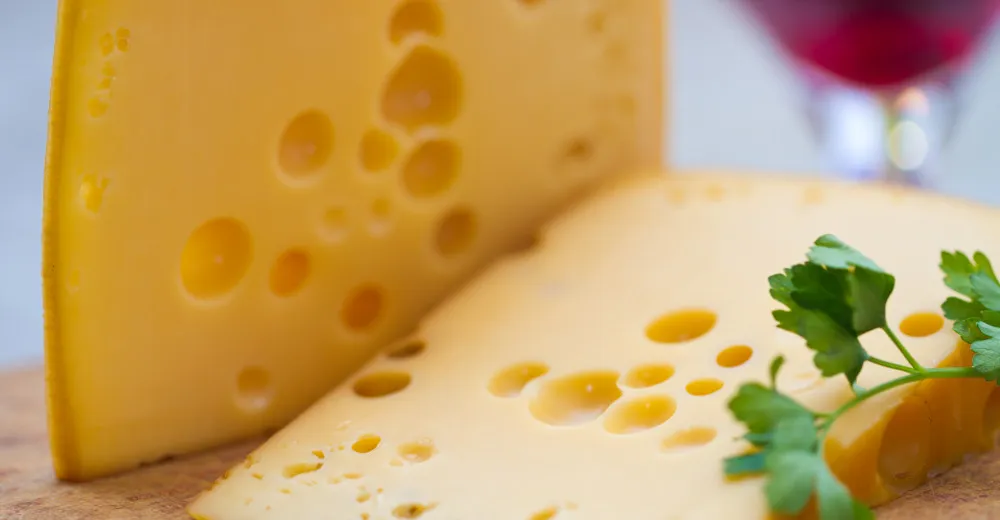 Velký sýrový souboj. Švýcarský ementál už nepatří jen alpské zemi