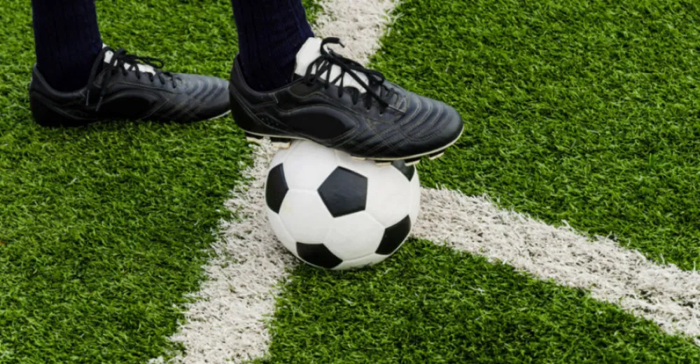 Při mládežnickém turnaji zemřel patnáctiletý fotbalista. Protihráč jej při potyčce udeřil do hlavy