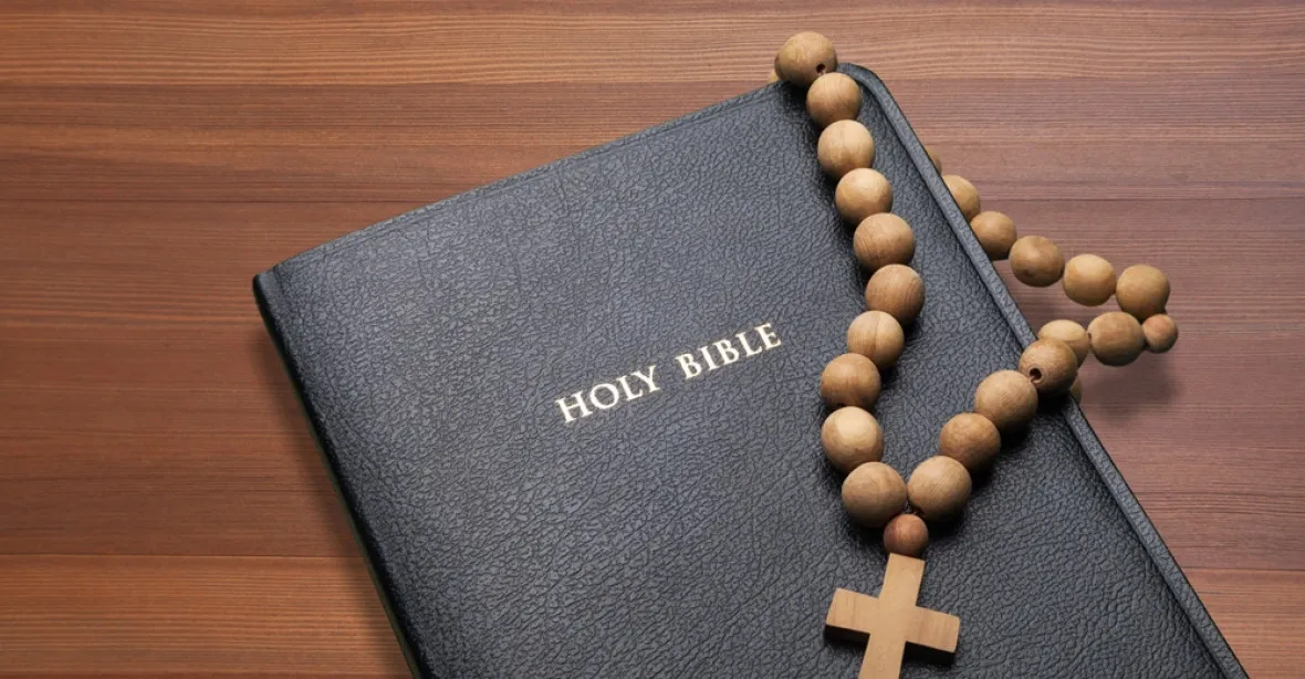 Zákaz bible na základních školách. „Obsahuje vulgarity a násilí“