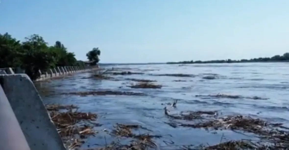 „Všechno je ve vodě, všechno...“ Voda z Kachovské přehrady zaplavila přes 1300 domů