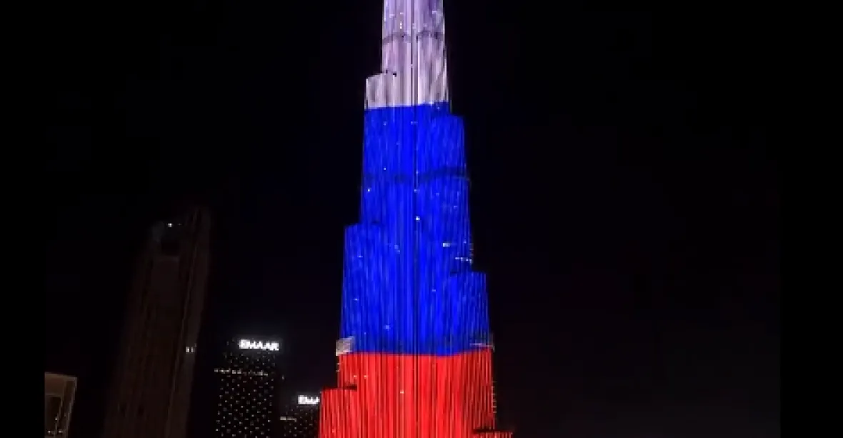 VIDEO: Nejvyšší mrakodrap světa Burdž Chalífa v Dubaji svítil v barvách Ruska
