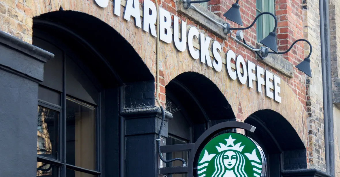 Starbucks má zaplatit 25,6 milionů dolarů své bývalé zaměstnankyni. Vyhodili ji kvůli tomu, že je bílá