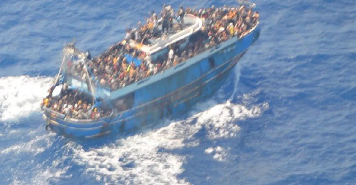 Na potopeném člunu ve Středomoří bylo až 800 migrantů. Zachránilo se jich 104
