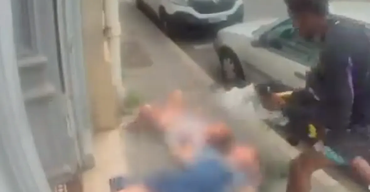 VIDEO: Zákeřný útok na ženu a její vnučku v Bordeaux. „Francouzi, probuďte se“