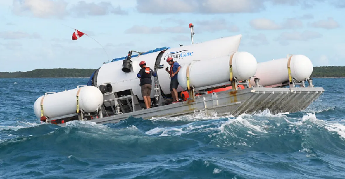 Posádce ztracené ponorky brzy dojde kyslík. Hledači však slyšeli bouchání