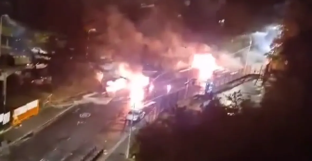 VIDEO: Oheň, rabování u Louvru a 667 zatčených. Nepokoje ve Francii ještě zesílily