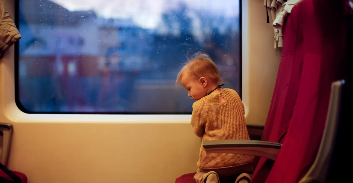 Roční batole ujelo rodičům ve vlaku do Prahy. Vystoupili, aby si zatelefonovali