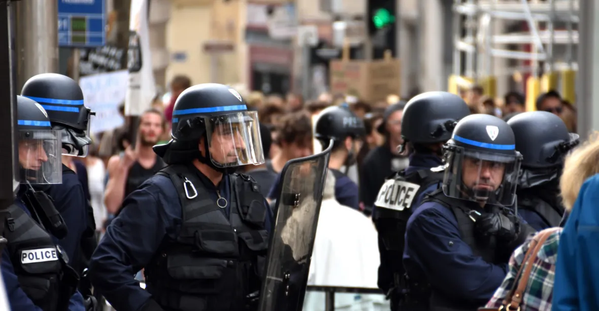 Paříž po nepokojích zakázala protest proti policejnímu násilí