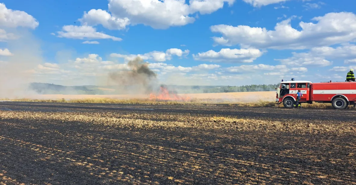 Na Plzeňsku hořelo deset hektarů pole. Hasiči v Česku vyráželi k desítkám případů