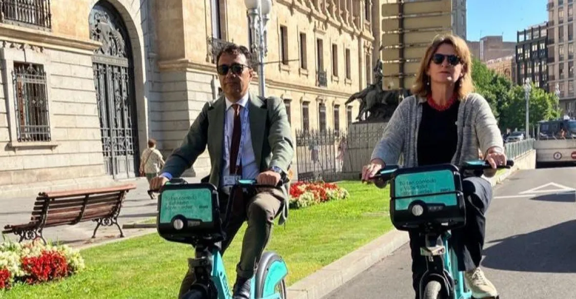 Ministryně pod palbou kritiky: na summit přijela „na oko“ na kole, ale v doprovodu limuzín