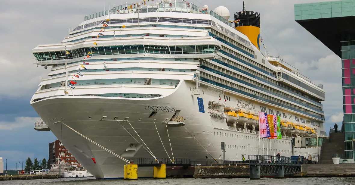 Amsterdam zakázal výletní lodě, chce omezit znečištění a nadměrný turismus