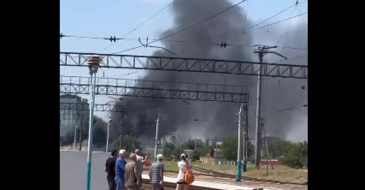 VIDEO: Ukrajinci trefili muniční sklad na Krymu. Lidé se evakuují, železnice se zastavila