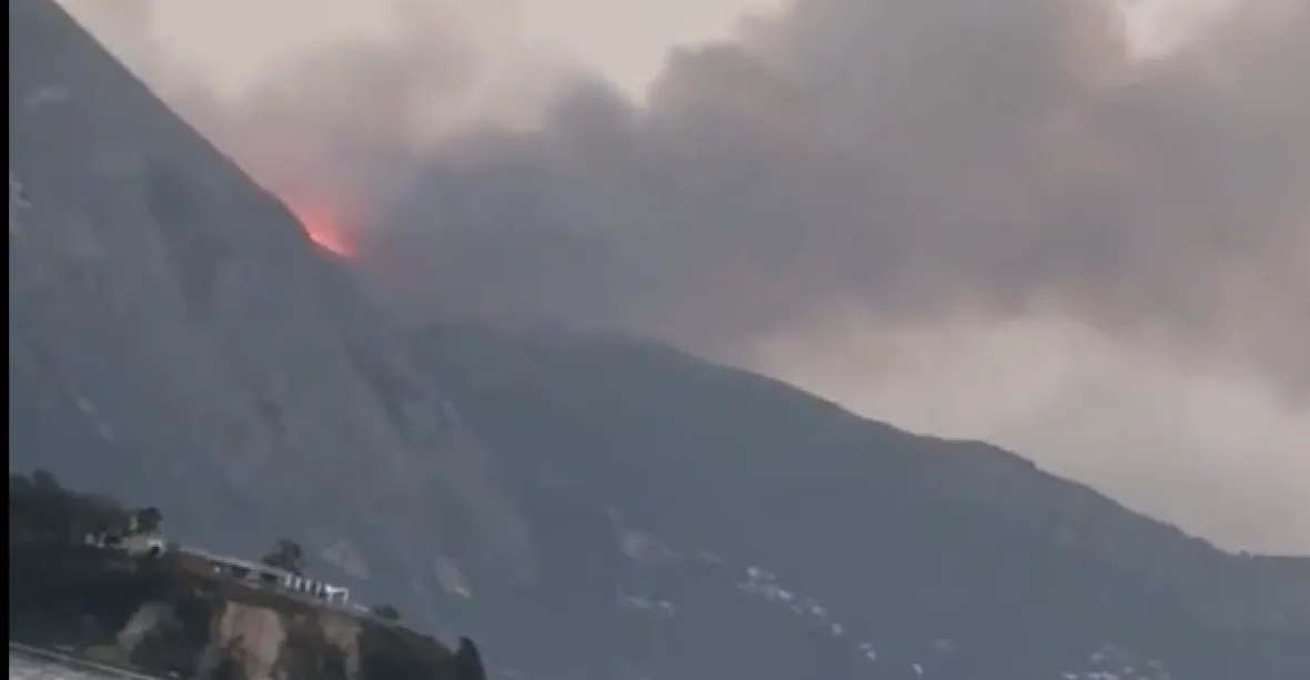 Nejen Rhodos, Řecko už bojuje s lesními požáry i na dalších ostrovech