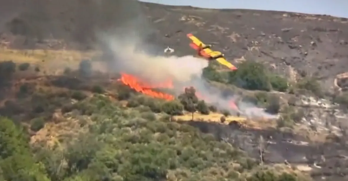 VIDEO: Tragédie v Řecku. Zřítilo se letadlo hasící požár. Pilot zavadil křídlem o strom
