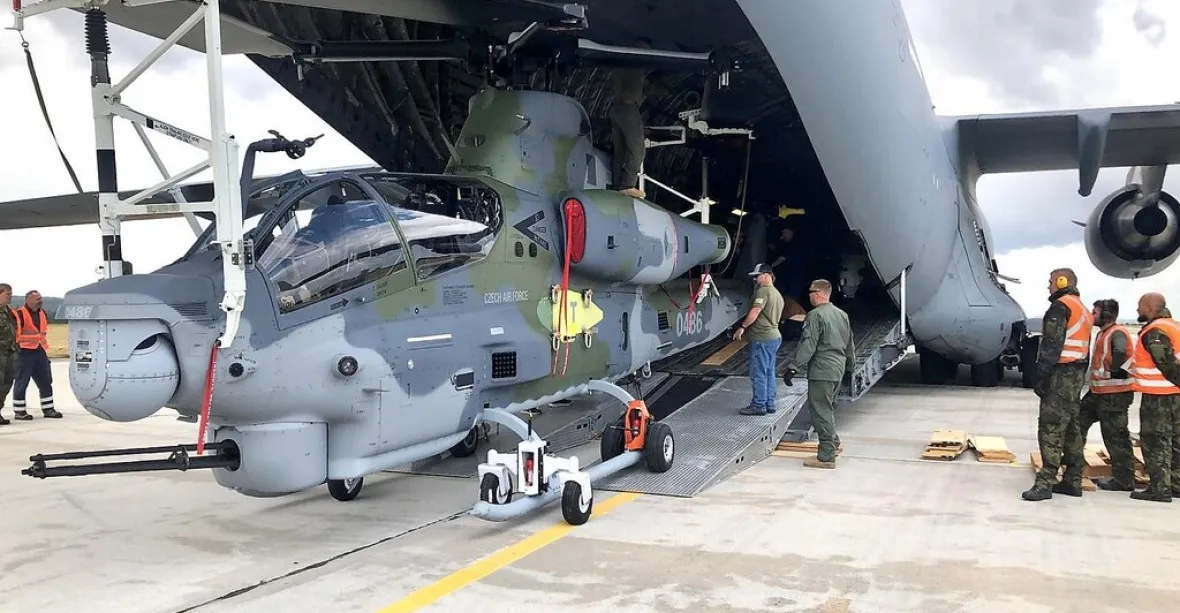Nové armádní vrtulníky jsou v Česku, přivezl je americký letoun