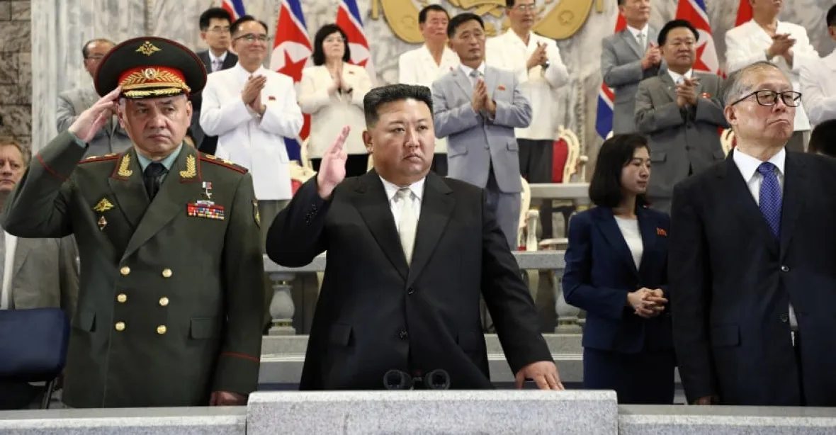 Kimův režim se chlubil Rusku a Číně. Přehlídka ukázala nové rakety a drony