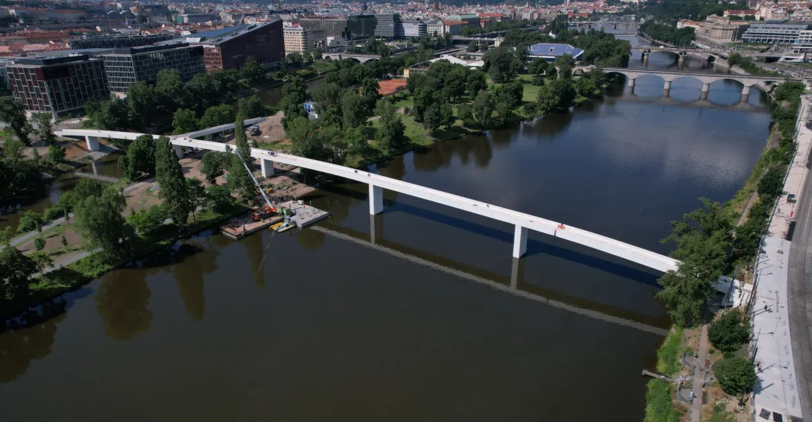 Lávka HolKa je hotova. Most spojující Karlín s Holešovicemi stál 352 milionů