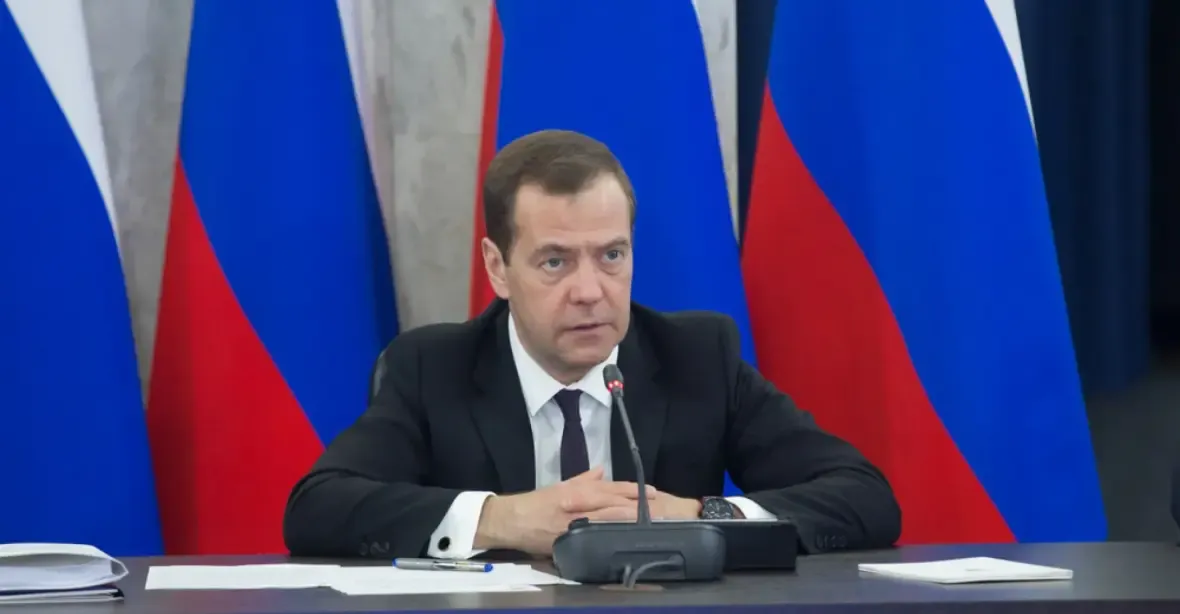 Pokud Ukrajina v ofenzívě uspěje, musíme použít jaderné zbraně, tvrdí Medveděv
