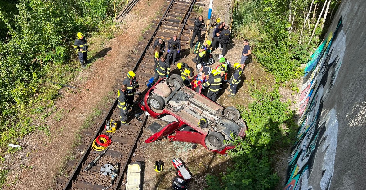 Auto padalo deset metrů z mostu v Praze–Malešicích. Řidička přežila