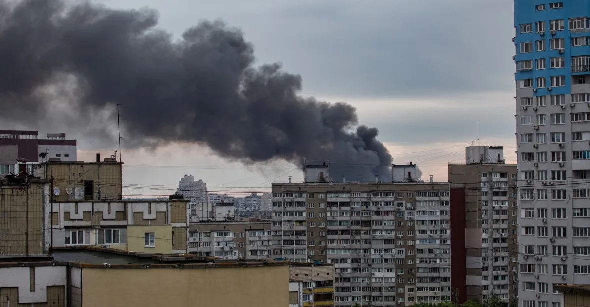 VIDEO: Hořící trosky padají na sídliště. Co se děje, když obrana Kyjeva trefí dron
