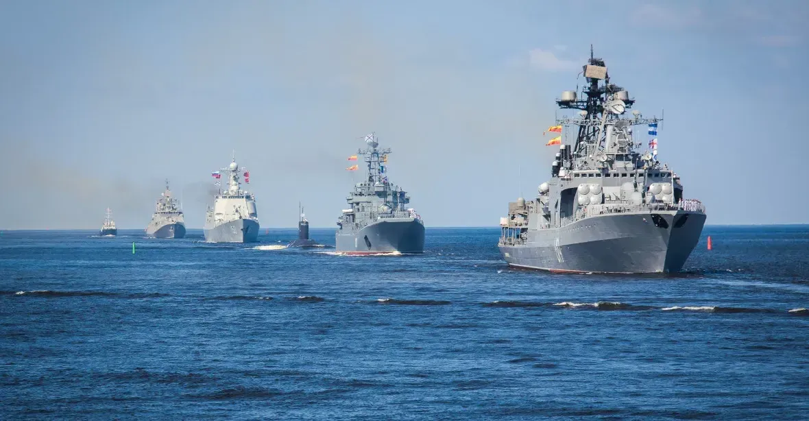Ruská válečná loď vyslala výstražné výstřely k nákladní lodi plující k Ukrajině