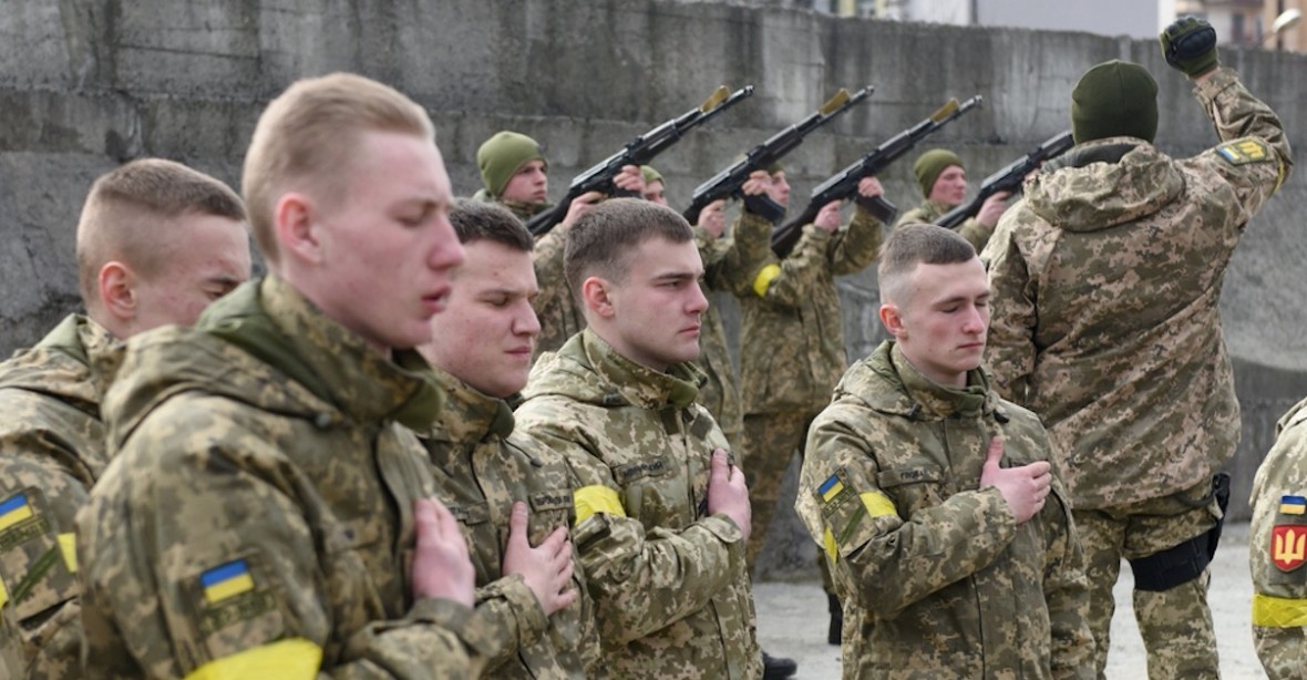 Za vyhýbání mobilizaci hrozí na Ukrajině až 5 let ve vězení. Lidé to zkouší s úplatky