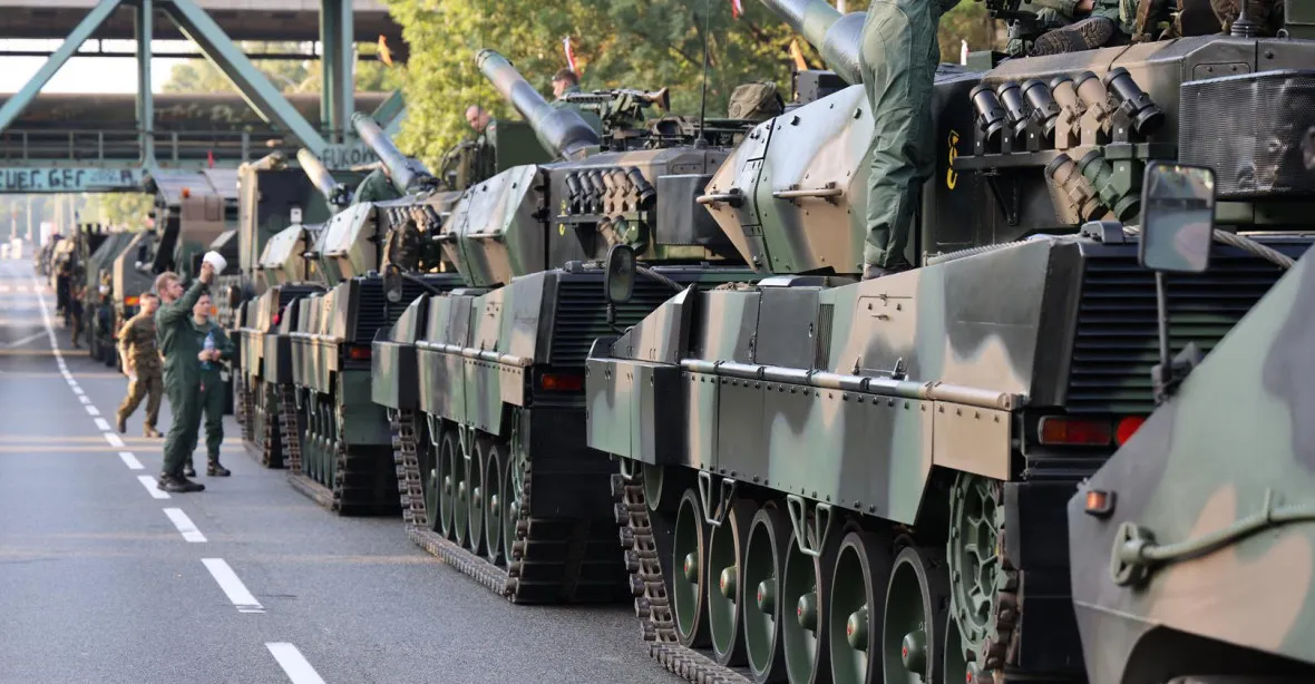 VIDEO: Tanky i raketomety v ulicích. Varšava ukázala silnou armádu a špičkovou techniku