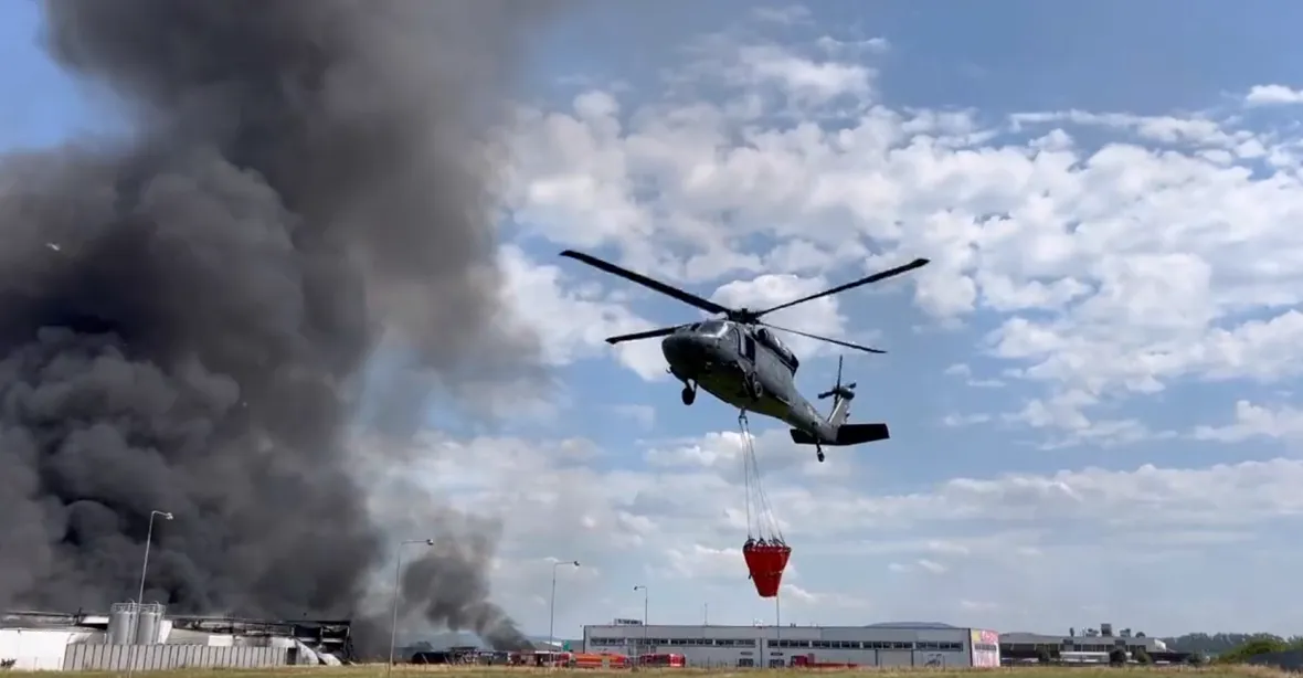 Black Hawk z Česka startuje do akce. 70 hasičů pomůže v Řecku s likvidací požárů