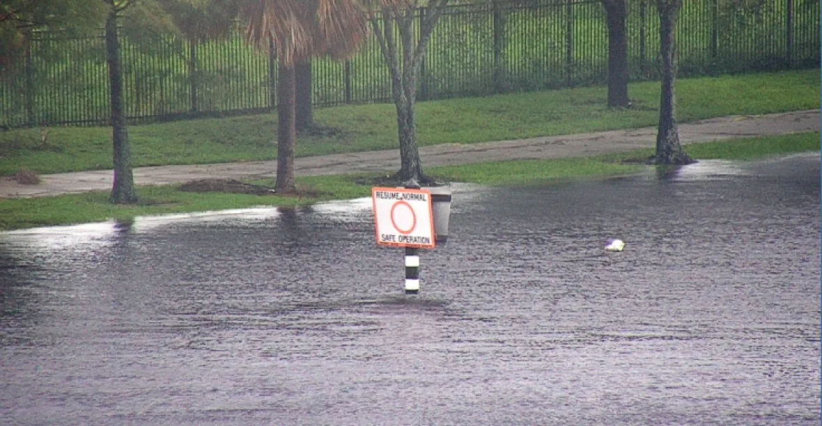 VIDEO: Vítr o rychlosti až 200 km/h a děsivé záplavy. Hurikán Idalia dorazil na Floridu