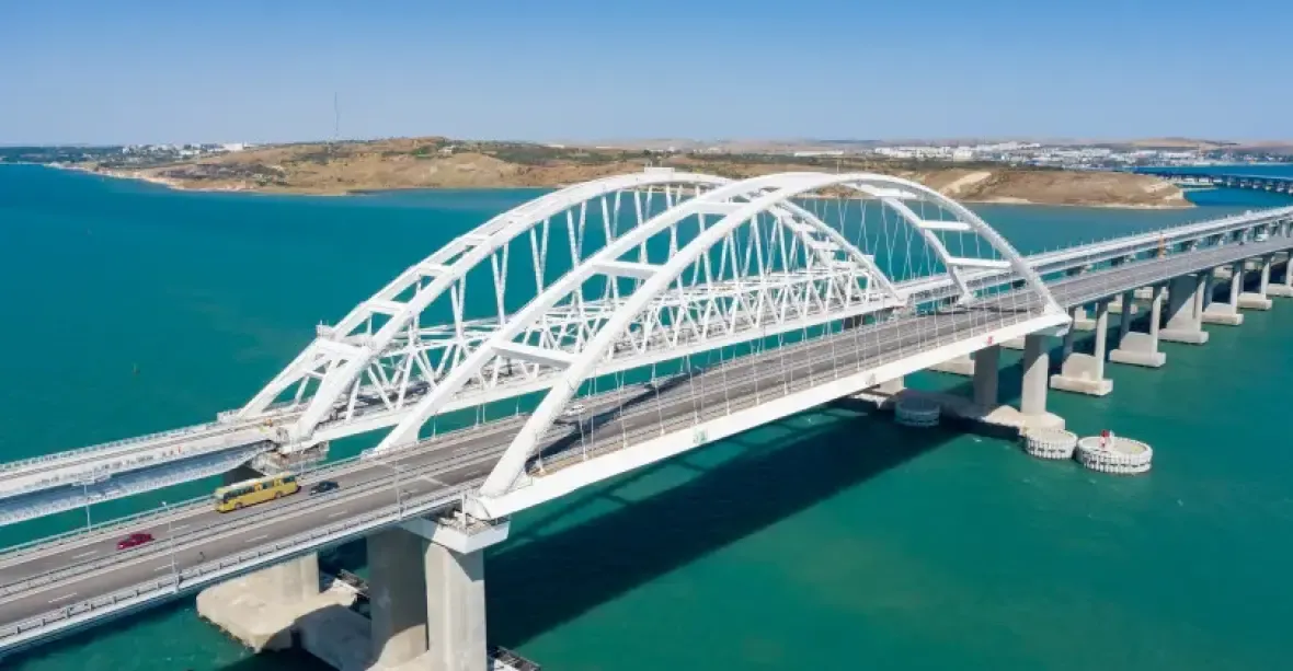 Odvrátili jsme útoky ukrajinských námořních dronů na Krymský most, tvrdí Moskva